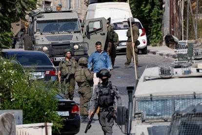 Miembros de las fuerzas israelíes detienen a un palestino durante una redada en Ramala, en la Cisjordania ocupada por Israel, el pasado martes.