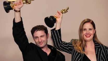 Arthur Harari y Justine Triet posaban el domingo con el Oscar a mejor guion original.