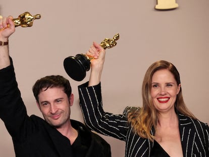 Arthur Harari y Justine Triet posan con el Oscar a mejor guion original.