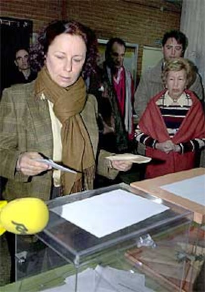 La ministra de Asuntos Exteriores, Ana Palacio, vota en el Instituto madrileño de San Mateo.