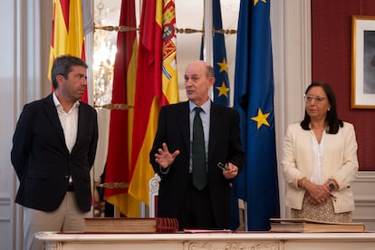 El nuevo director de la Agencia de Prevención y Lucha contra el Fraude y la Corrupción de la Comunitat Valenciana, Eduardo Beut González (c), en su toma de posesión en julio entre el presidente de la Generalitat, Carlos Mazón, y la presidenta de Les Corts, Llanos Massó, en el parlamento valenciano.