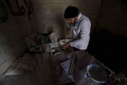 Khamis prepara una prótesis dentro de un taller en la ciudad Maaret al-Numan, el 20 de marzo de 2016.