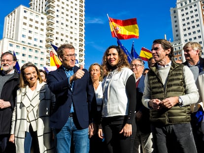 Desde la izquierda, Mariano Rajoy, Cuca Gamarra, Alberto Núñez Feijóo, Isabel Díaz Ayuso y José María Aznar, este domingo en Madrid.