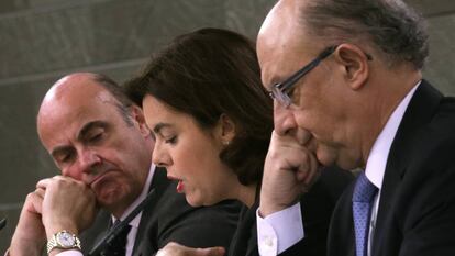 Soraya Sáenz de Santamaría, amb De Guindos (esq.) i Montoro.