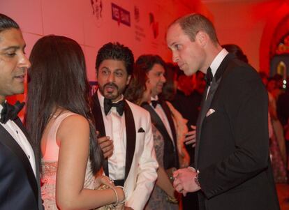 Guillermo habla con un grupo de actores Bollywood.