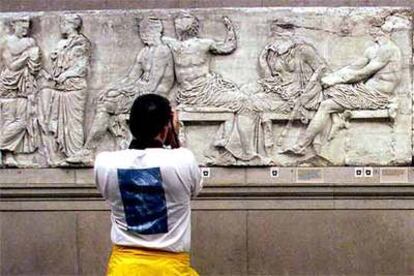 Un turista contempla una parte de los frisos del Partenón en el Museo Británico.