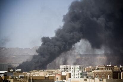 Una columna de humo se levanta desde un depósito de armamento tras un bombardeo aéreo en Saná.