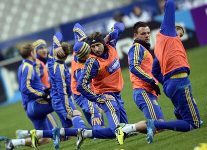 Los jugadores de Ucrania calientan en Saint-Denis.