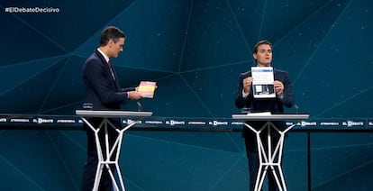 Momento en el que Pedro Sánchez intenta entregarle a Albert Rivera un ejemplar de 'La España invertebrada', de Sánchez-Dragó y Abascal.