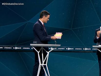 Momento en el que Pedro Sánchez intenta entregarle a Albert Rivera un ejemplar de 'La España invertebrada', de Sánchez-Dragó y Abascal.