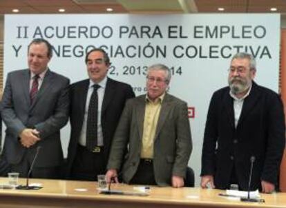 Jesús Terciado y Juan Rosell, vicepresidente y presidente de la CEOE, respectivamente; Ignacio Fernández Toxo, secretario general de CCOO y Cándido Méndez, responsable de UGT, posan tras la firma del II Acuerdo para el empleo y la negociación colectiva 2012, 2013, 2014. EFE/