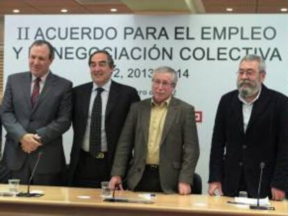 Jesús Terciado y Juan Rosell, vicepresidente y presidente de la CEOE, respectivamente; Ignacio Fernández Toxo, secretario general de CCOO y Cándido Méndez, responsable de UGT, posan tras la firma del II Acuerdo para el empleo y la negociación colectiva 2012, 2013, 2014. EFE/