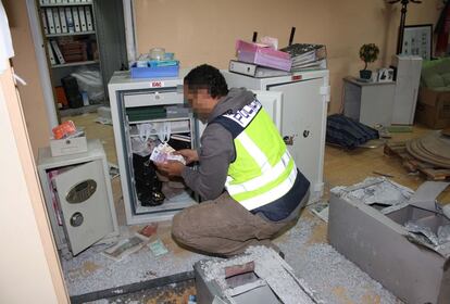 Registro de la policía en una nave del polígono Cobo Calleja.