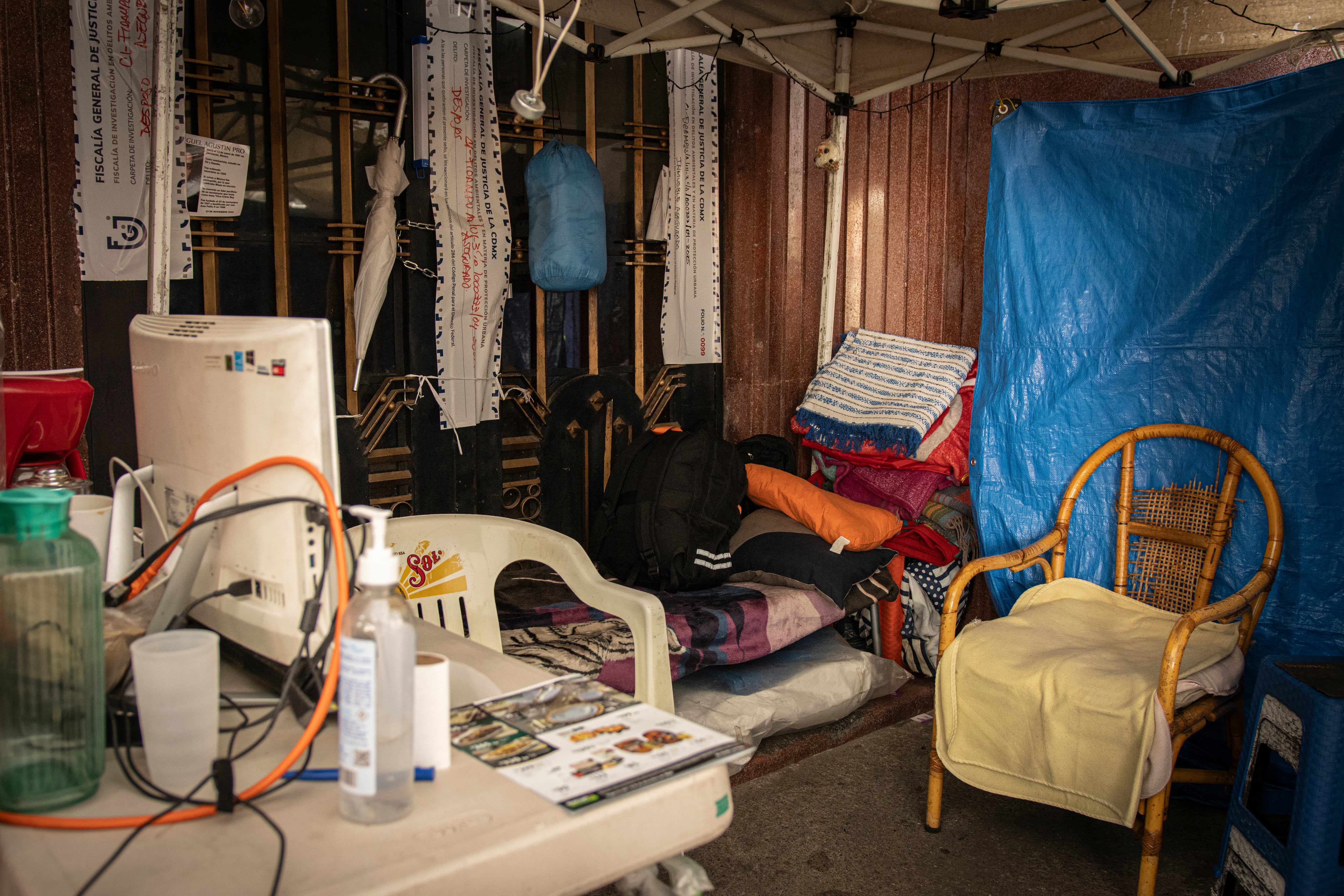 Plantón organizado por vecinos del predio Tonalá 125 después de ser desalojados por autoridades de la Fiscalía de Ciudad de México.