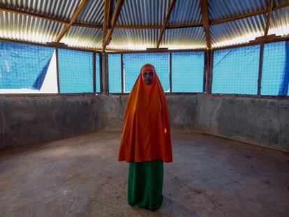 <a href="http://elpais.com/elpais/2015/05/10/album/1431271830_207814.html"><b>FOTOGALERÍA: El mayor campo de refugiados del mundo.</b></a> Situado en el noreste de Kenia, Dadaab acoge a más de 350.000 personas.