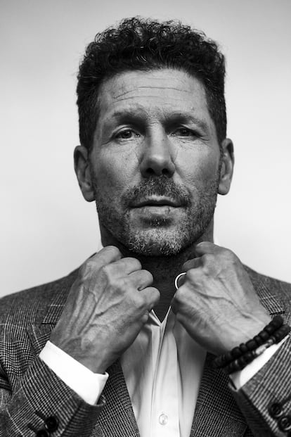 “Como entrenador, nunca me quedé quieto, siempre busqué mejorar. Me produce ruido interior la comodidad", dice Simeone, que lleva en esta fotografía traje de Dolce & Gabbana y camisa de Ralph Lauren.