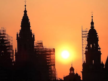 El sol sale sobre la catedral de Santiago de Compostela el pasado mi&eacute;rcoles 21 de junio.