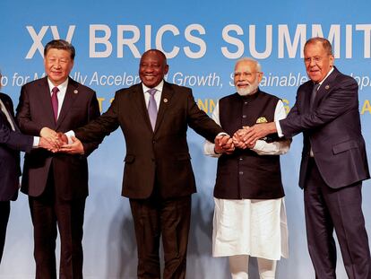 Desde la izquierda, los presidentes de Brasil, Luiz Inacio Lula da Silva; China, Xi Jinping, y Sudáfrica, Cyril Ramaphosa; el primer ministro de India, Narendra Modi, y el titular de Asuntos Exteriores ruso, Serguéi Lavrov, posaban el miércoles en la cumbre de los BRICS en Johanesburgo.
