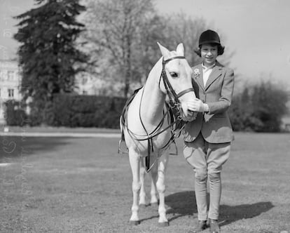 La entonces princesa Isabel, con un poni en Windsor, en abril de 1939. 