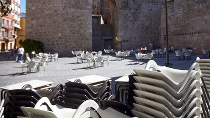 An outdoor seating area without customers in Talavera de la Reina (Toledo).