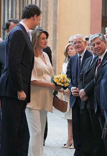 Los Príncipes de Asturias, a su llegada, ayer,  al Real Alcázar de Sevilla.