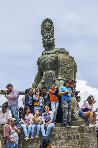 Ciudadanos guatemaltecos celebran su Día de la Independencia alrededor del Monumento a Tecun Uman, en Quetzaltenango.