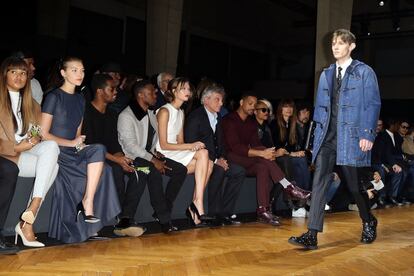 La propuesta de Kris Van Assche para Dior combina la sastrería con prendas casuales, como esta parka de denim sobre un traje con corbata. En la primera fila, las modelos Arizona Muse y Karlie Kloss, junto a Kendrick Lamar, Sidney Toledano (presidente de Dior) y Will Smith.