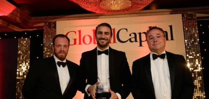 Pablo de Ramón-Laca Clausen (en el medio), subdirector general de Gestión y Financiación de la Deuda Pública, tras recoger el premio de la revista Global Capital.