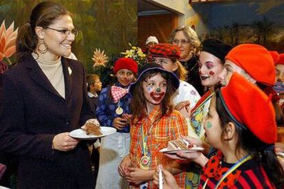 La princesa Victoria de Suecia, de visita en Hungría, asistió a una gala infantil en un teatro de Budapest.