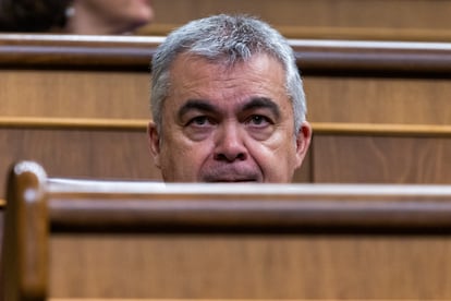 El secretario de organización del PSOE, Santos Cerdán, en su escaño del Congreso, este miércoles.