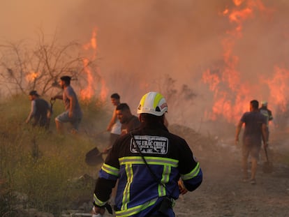 Voluntarios y personal de emergencias trabajan para sofocar un incendio en la región de Valparaíso, en una imagen de archivo.