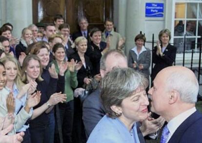 El líder conservador, Iain Duncan Smith, es felicitado a la llegada a la sede de su partido, ayer en Londres.