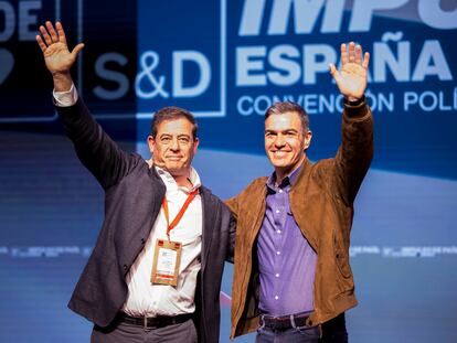 Pedro Sánchez, con el candidato socialista a la Xunta de Galicia, José Ramón Gómez Besteiro, en la clausura de la convención política del PSOE en A Coruña este domingo.