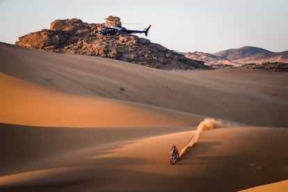 
El catarí Nasser Al-Attiyah (Toyota Gazoo Racing) ganó este lunes la segunda etapa del Rally Dakar en la categoría de coches, en una jornada en la que el español Carlos Sainz cedió el liderato de la general de coches a su compañero en el equipo X-Raid Mini JCW, el francés Stéphane Peterhansel. En la imagen, el piloto australiano Toby Price (Red Bull KTM Factory), ganador de la primera etapa en la categoría de motos, en un momento de la jornada de este lunes, que trascurrió entre Bisha y Wadi Al Dawasir (Arabia Saudí). El campeonato se extenderá hasta el próximo 15 de enero.