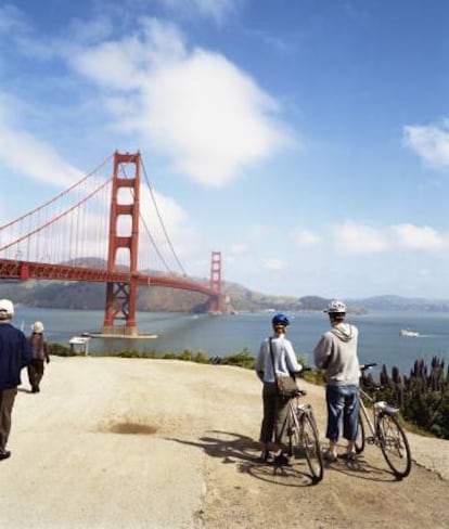 Una pareja de ciclistas observa el puente Golden Gate de San Francisco (EE UU).