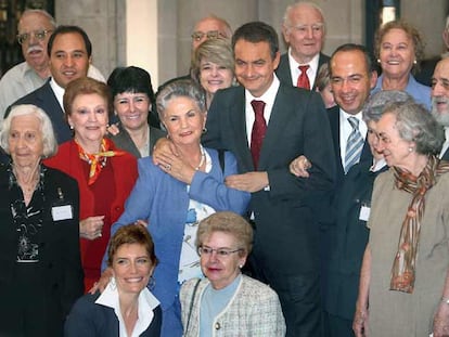 Zapatero, entre el presidente mexicano, Felipe Calderón, y Amparo Batanero, de la Asociación Niños de Morelia, acogidos durante la Guerra Civil; abajo a la izquierda, la esposa del presidente español, Sonsoles Espinosa.