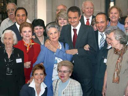 Zapatero, entre el presidente mexicano, Felipe Calderón, y Amparo Batanero, de la Asociación Niños de Morelia, acogidos durante la Guerra Civil; abajo a la izquierda, la esposa del presidente español, Sonsoles Espinosa.