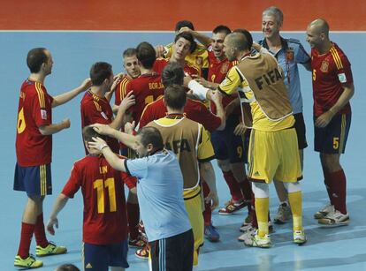 Los jugadores de la selección y el equipo técnico celebran la victoria