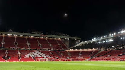 Interior vacío del estadio de Old Trafford, en Mánchester.