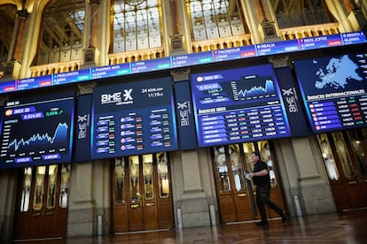 Imagen de los paneles del Ibex 35 en el Palacio de la Bolsa de Madrid el 24 de enero.