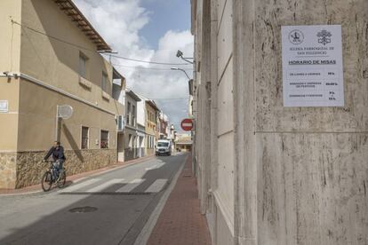 La calle principal de San Fulgencio, prácticamente desierta.