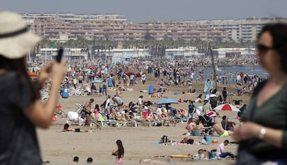 La platja de la Malvarrosa (València) aquest dilluns de Pasqua.