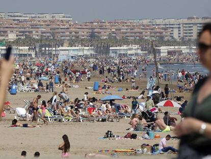 La platja de la Malvarrosa (València) aquest dilluns de Pasqua.