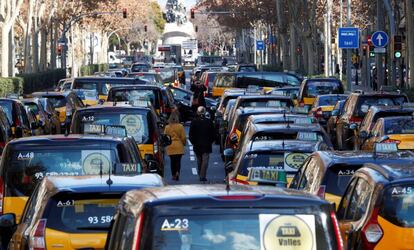 Protesta dels taxis a la Gran Via de Barcelona.