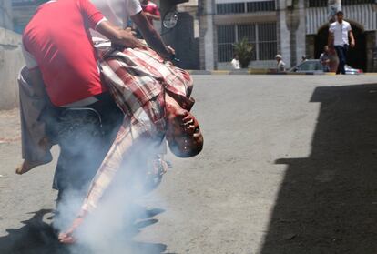 Un herido es llevado en motocicleta al hospital tras ser herido en un tiroteo entre combatientes tribales y los hutis en Taiz (Yemen).