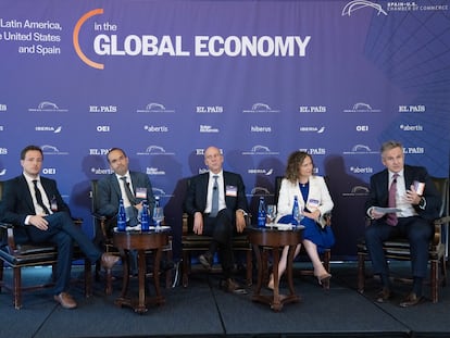 De izquierda a derecha: Marcos Latorre, CEO de Hiberus International Corp; Lluís Sererols, director financiero de Elizabeth River Crossings, de Abertis; João Costeira, director general de Generación Baja en Carbono y miembro del Comité Ejecutivo de Repsol; María Jesús López Solás, directora de Clientes y Loyalty de Iberia, y José Morán, socio y presidente del Grupo de Práctica de Energía, Minería eInfraestructura de Baker McKenzie.