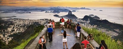 La vista desde el cerro del Corcovado de Río de Janeiro, la bahía y el Pan de Azúcar.