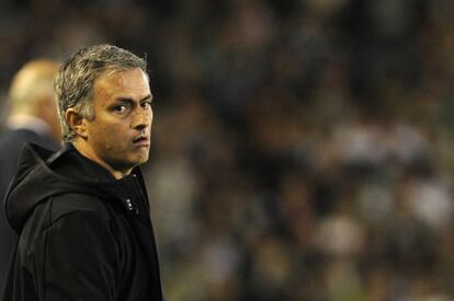 Mourinho, gesticula durante el choque.