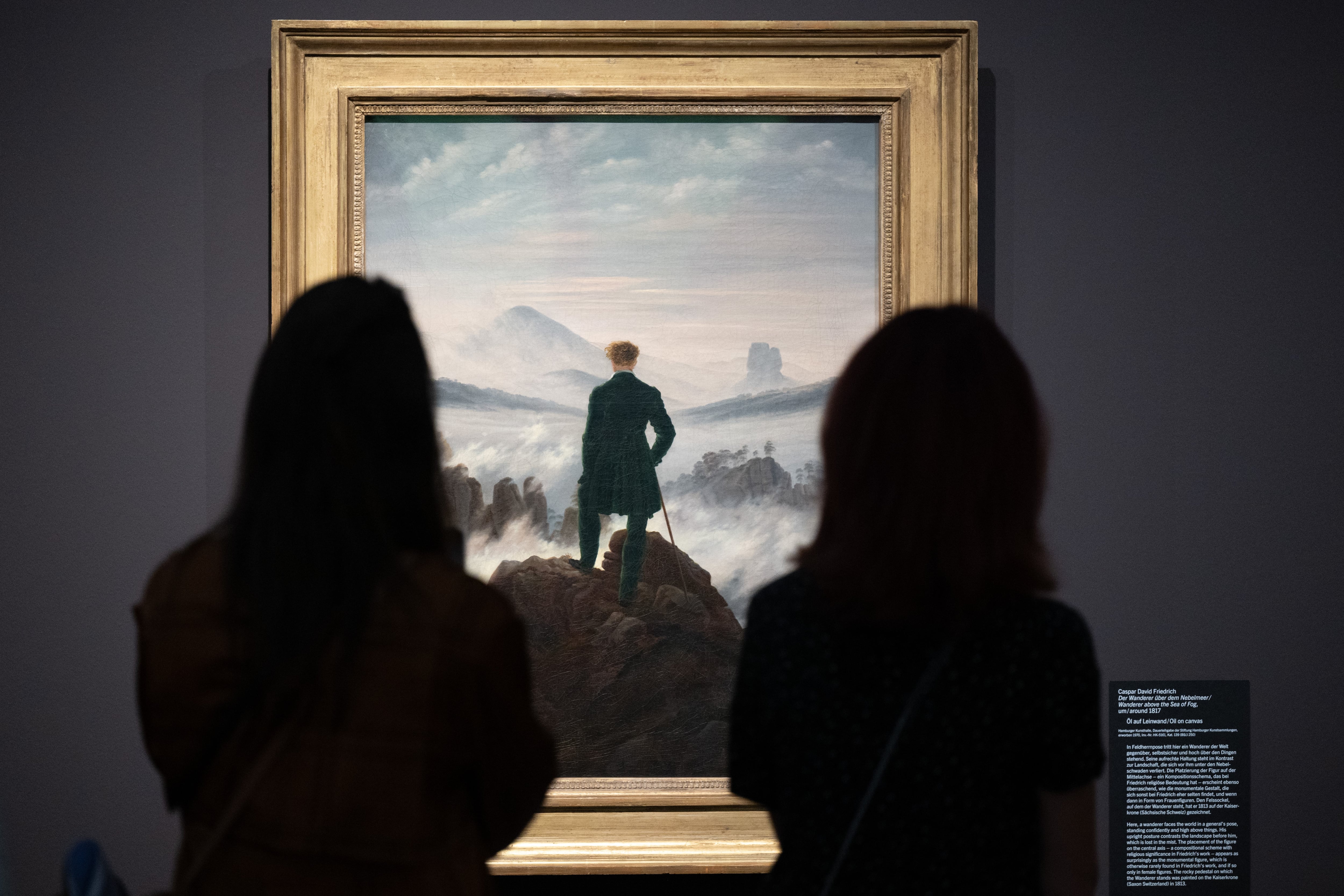 Dos visitantes frente al cuadro 'Caminante sobre un mar de nubes' de Caspar David Friedrich en la exposición celebrada en 2024 en el museo Albertina.