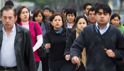 Peruanos caminando en la calles de San Isidro, Lima.